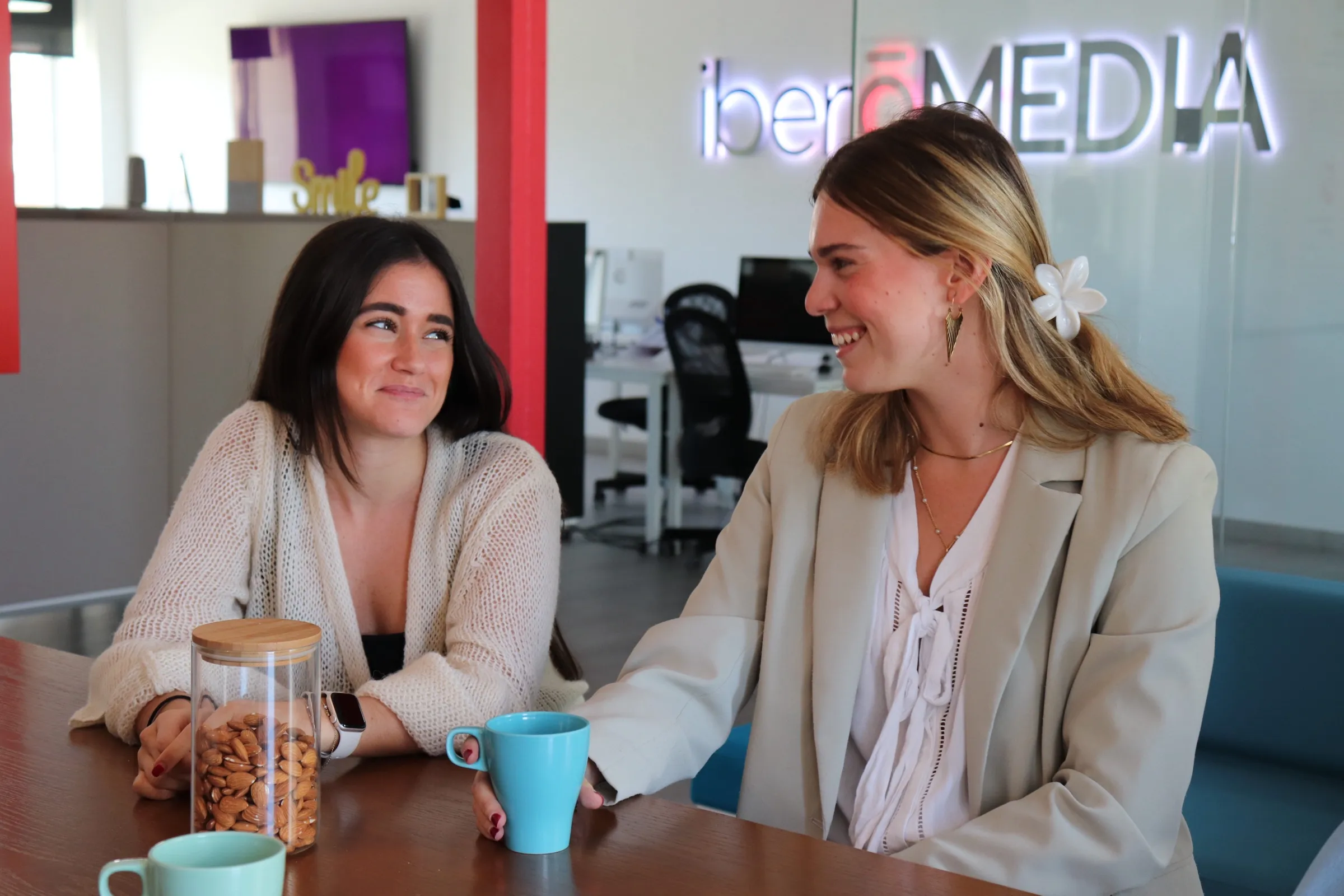 Dos personas del equipo de iberoMEDIA en una reunión en la oficina