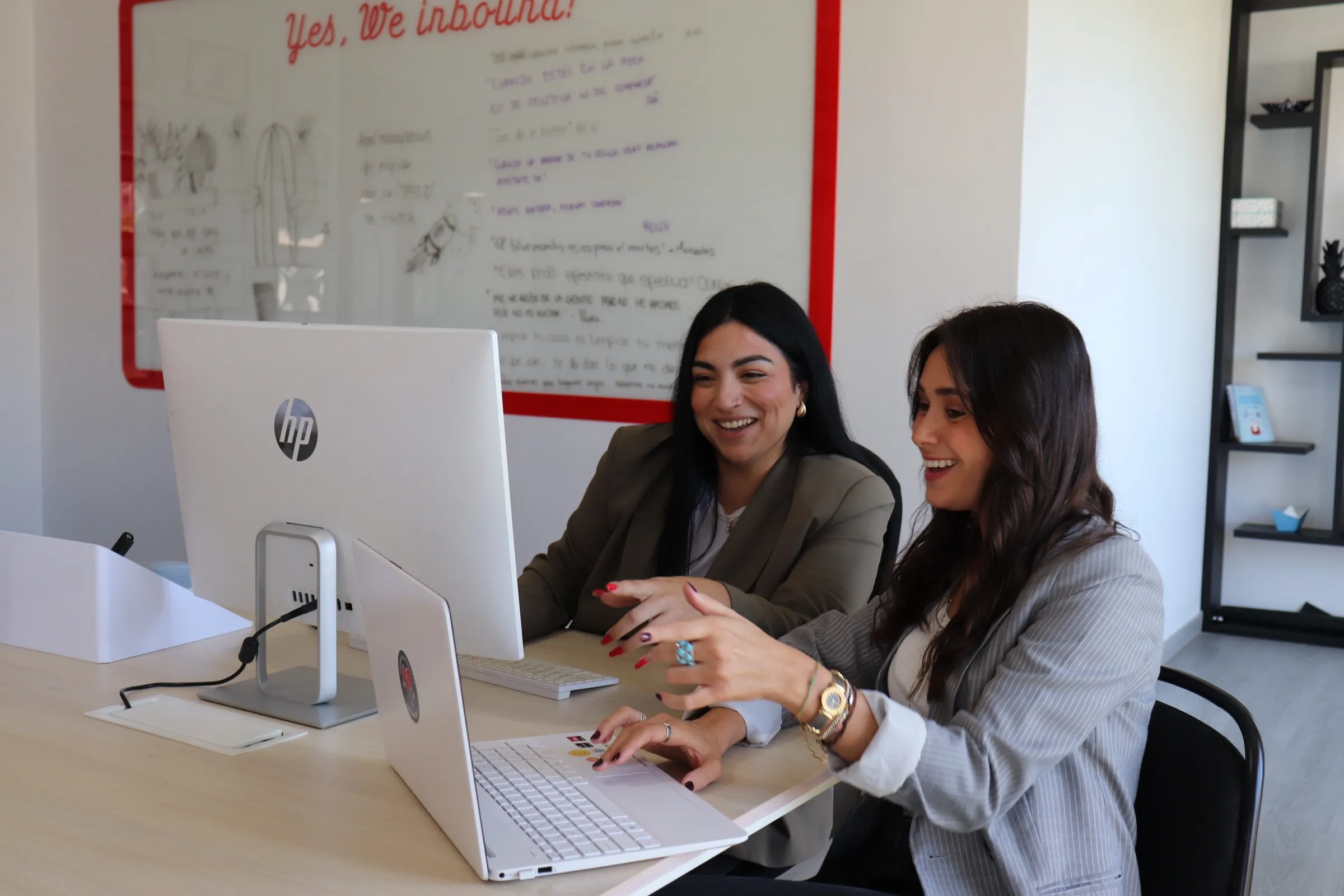 Dos consultoras de iberoMEDIA revisando datos en un ordenador