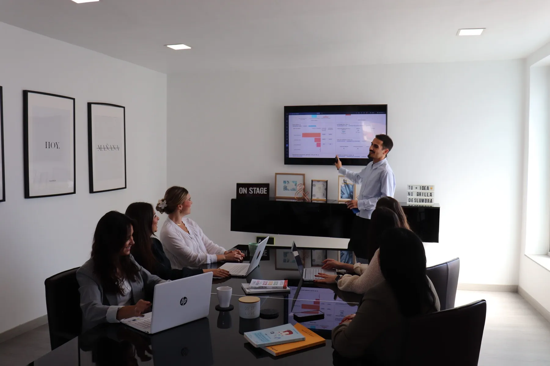 El equipo de iberoMEDIA en una reunión de estrategia